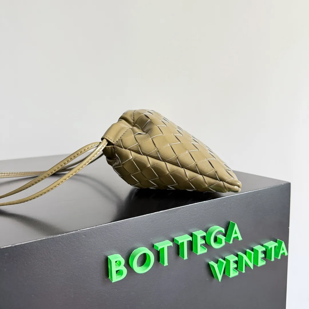 Batch 1400 BOTTEGA VENETA DUSTBAG mini size is officially launched📣📣. It still continues the classic weaving process. The lazy and casual feeling presented by the drawstring pockets is not too suitable for summer. The small back body is light and convenient. It is enough to carry lipstick and tissues when going out every day. It is not easy to make mistakes with any clothes. The shoulder strap has a buckle and pull-out design, which can be adjusted to unlock multiple carrying methods. Style number: 816987 Size: 21*16.6*1cm
